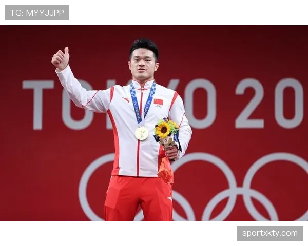 刷到石智勇的生活照，球场猛男回家竟然这么精致，我服了